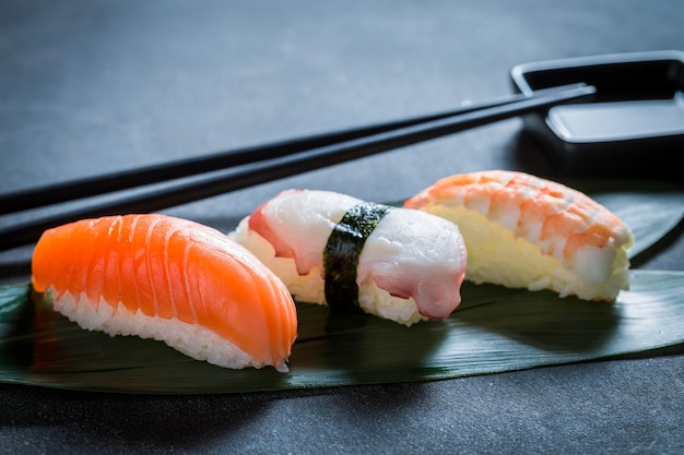 Frisches und farbenfrohes Nigiri-Sushi aus Meeresfrüchten