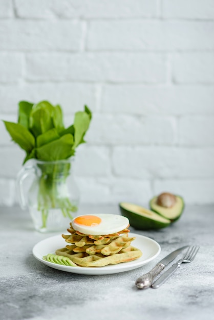 Frisches und nahrhaftes Frühstück mit Waffeln und Ei