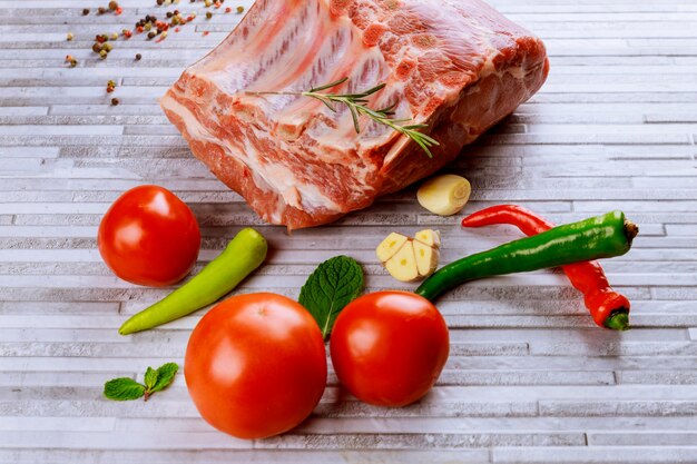 Frisches und rohes Fleisch. Rippen-Schweinekoteletts ungekocht bereit zum Grillen und Grillen