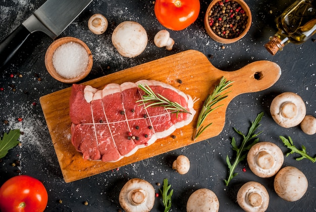 Frisches ungekochtes Roastbeef mit Gemüse