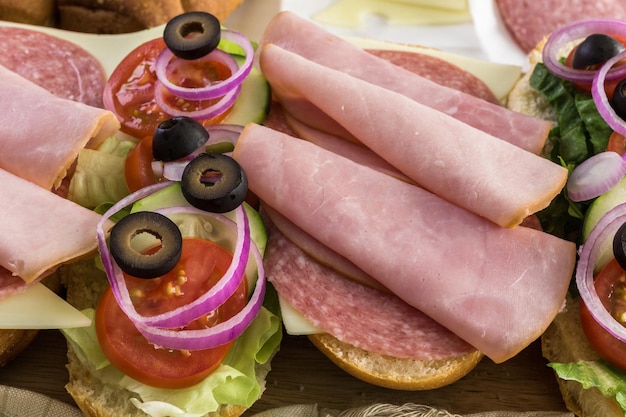 Frisches Vorsandwich auf Weiß- und Weizenhoagies.