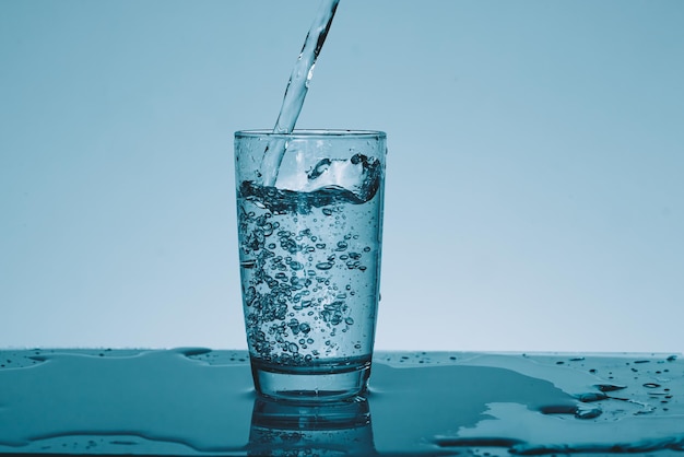 Frisches Wasser wird in ein Glas gegossen