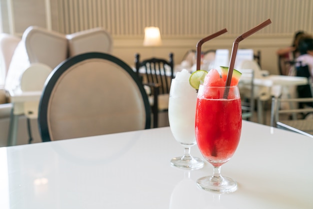 Frisches Wassermelonen-Smoothie-Glas auf dem Tisch im Café-Restaurant?