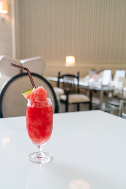 frisches Wassermelonen-Smoothie-Glas auf Tisch im Café-Restaurant