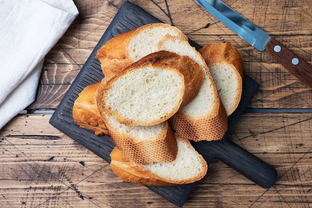 Frisches Weißbrot Baguette geschnitten tötet