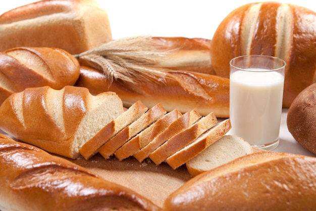 Frisches Weißbrot mit Glas frischer Milch