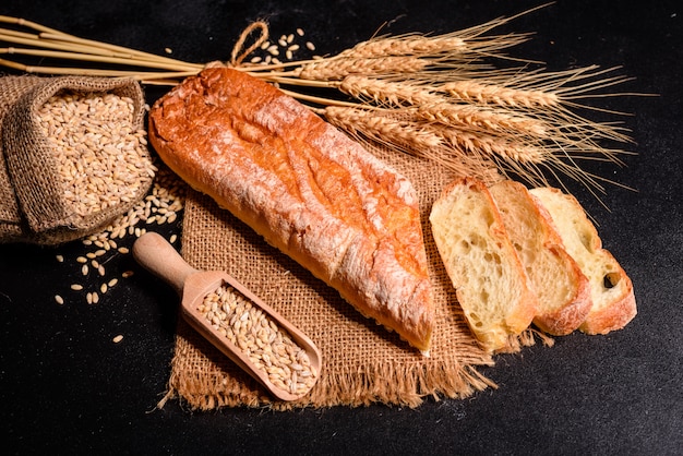 Frisches wohlriechendes Brot mit Körnern und Kegeln