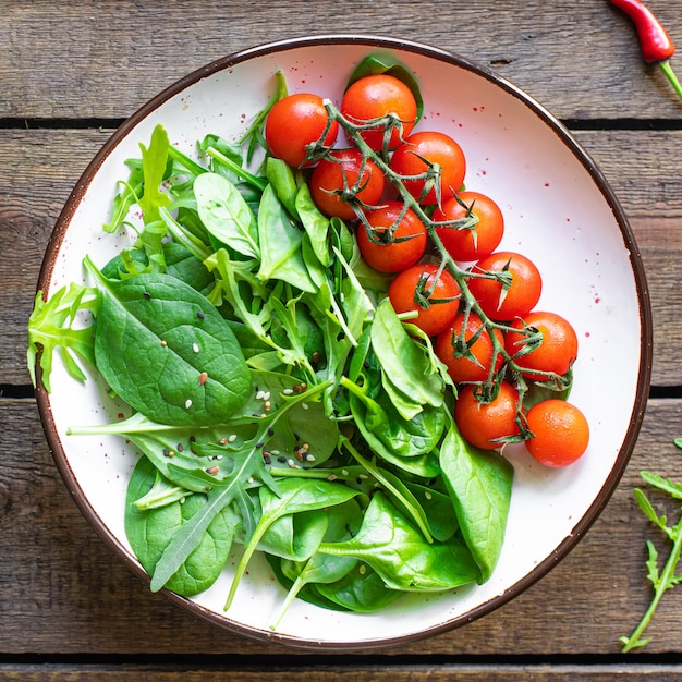 Frischgemüse Salat Tomate Kirsche Gemüse Grüne Blätter Mix Grüns Spinat Rucola Salat Gesundes Essen Mahlzeit