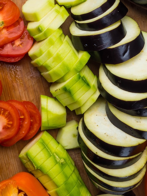 Frischgemüsehintergrund als Auberginen-Tomaten-Zucchini-Paprika-Ratatouille