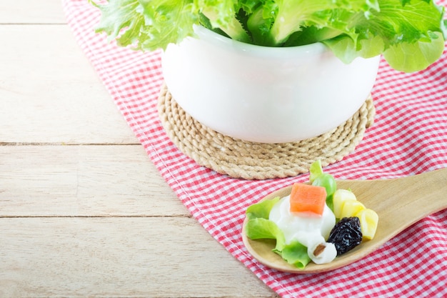 Frischgemüsesalat im hölzernen Löffel