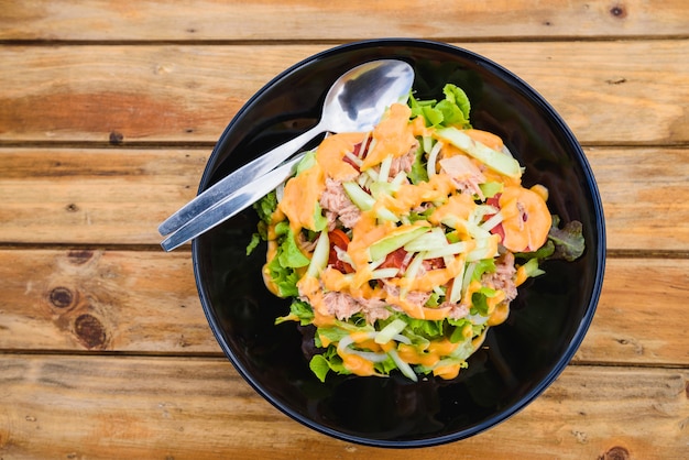 Frischgemüsesalat mit Thunfisch auf hölzerner Tabelle