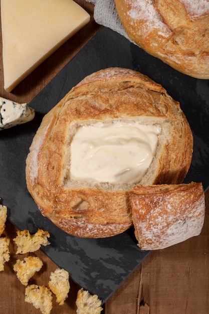 Frischkäse im italienischen Brot mit Croutons, Fondue..