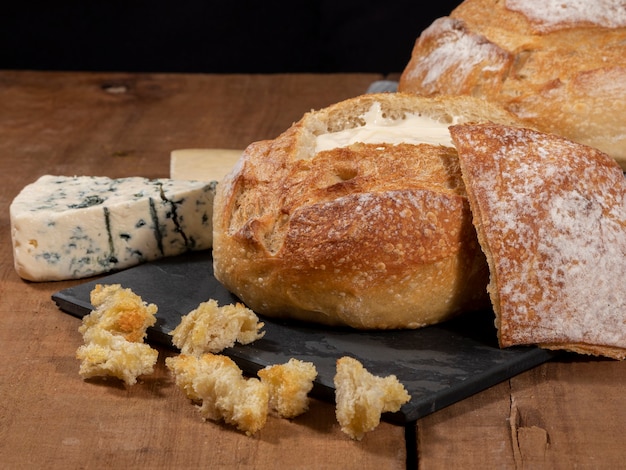 Frischkäse im italienischen Brot mit Croutons, Fondue..