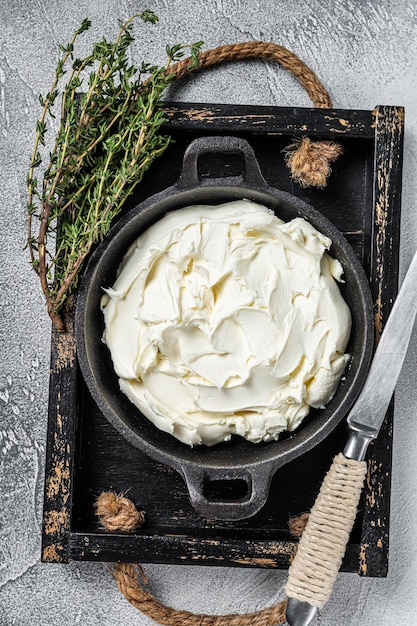 Frischkäse-Mascarpone im Holztablett für Tiramisu. Weißer Hintergrund. Ansicht von oben.