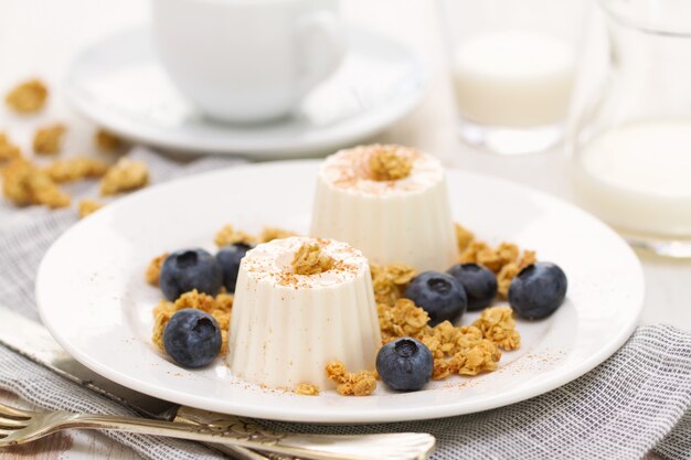 Frischkäse mit Granola und Blaubeeren auf Platte