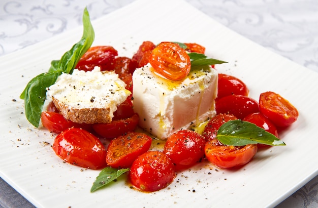 Frischkäse mit roten frischen Tomaten