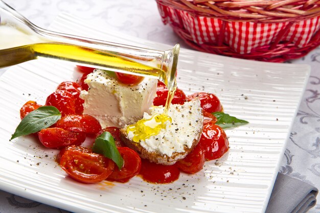 Frischkäse mit roten frischen Tomaten