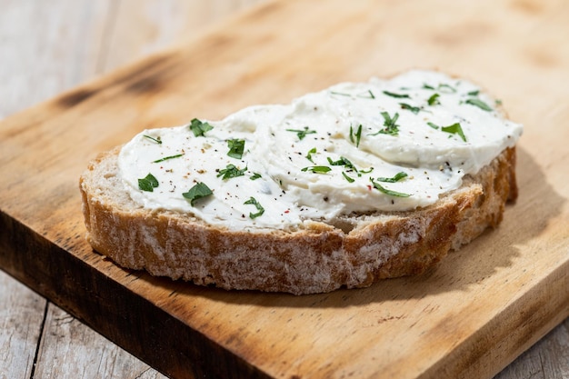 Frischkäsetoast auf Schneidebrett