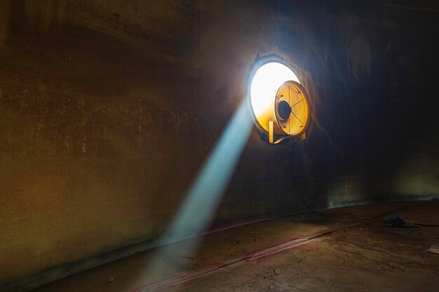 Frischluft in den Heizöl-Lagertank innerhalb des Lichtstrahls für beengte Räume blasen.