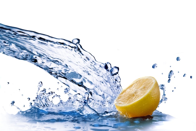 Frischwassertropfen auf Zitrone isoliert auf Weiß