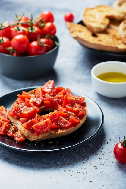 Friselle com tomate, óleo e origano