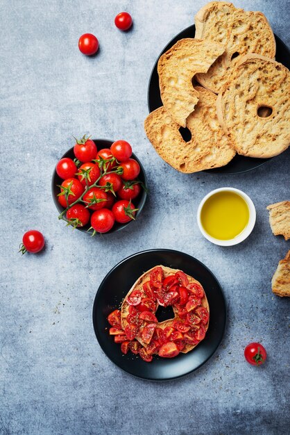 Friselle con tomate, aceite y origano.