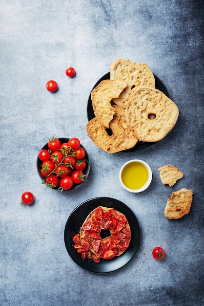 Friselle con tomate, aceite y origano.