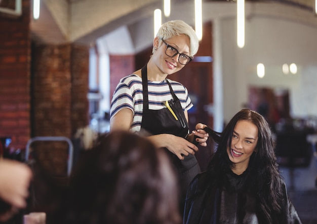 Foto friseur arbeitet am kunden