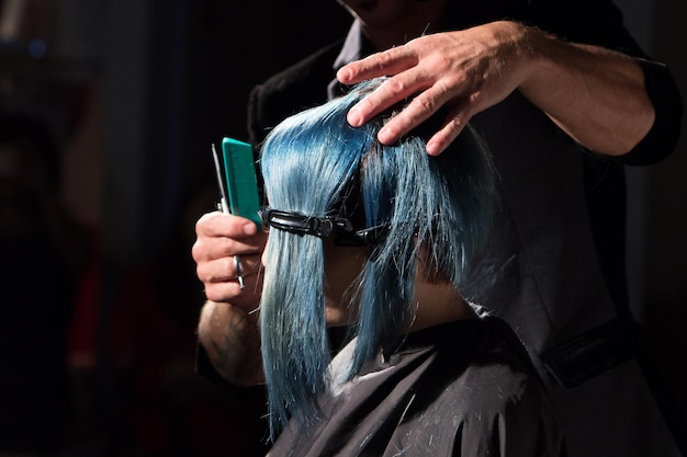 Friseur bei der Arbeit an blauer Haarfarbe