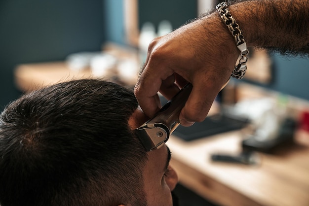 Friseur, der einen Kunden in einem Friseursalon bedient