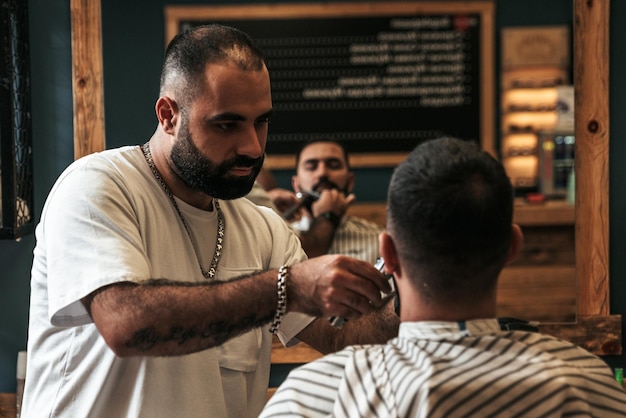 Friseur, der einen Kunden in einem Friseursalon bedient