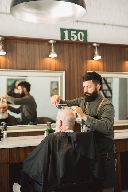 Friseur, der Haarschnitt Kunden im Friseursalon antut