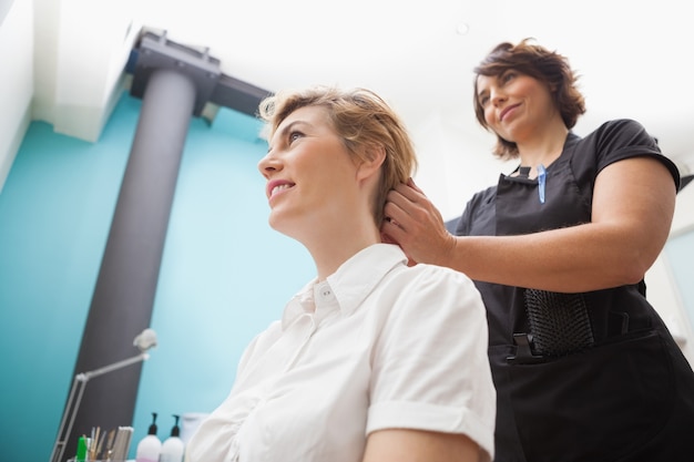 Foto friseur, der kundenhaar anredet