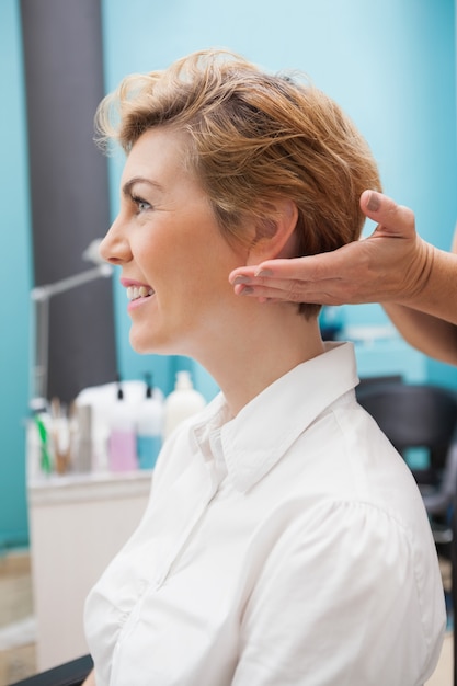 Foto friseur, der kundenhaar anredet