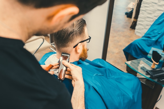 Friseur, der männliches Haar schneidet