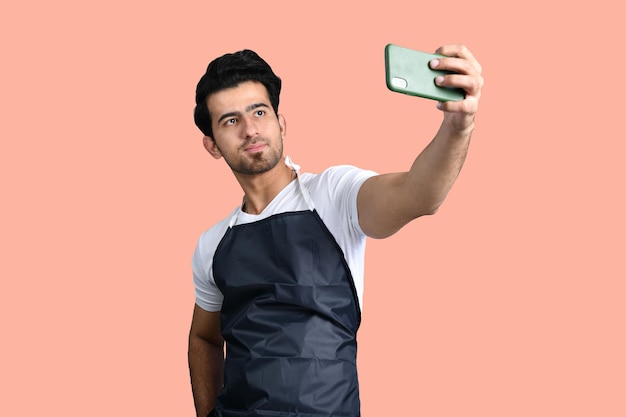 friseur, der selfie indisches pakistanisches modell nimmt