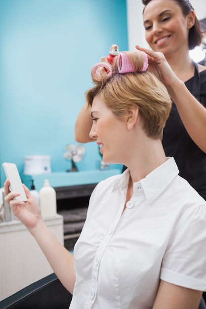 Friseur Einstellung Lockenwickler im Haar