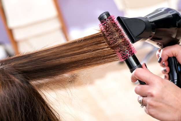 Friseur föhnen lange braune Haare