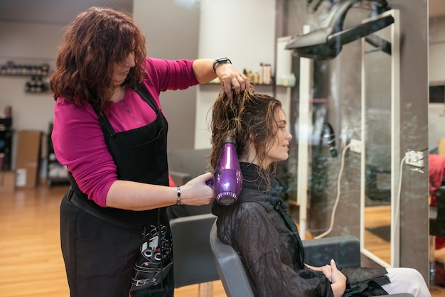 Foto friseur frau die haare trocknen