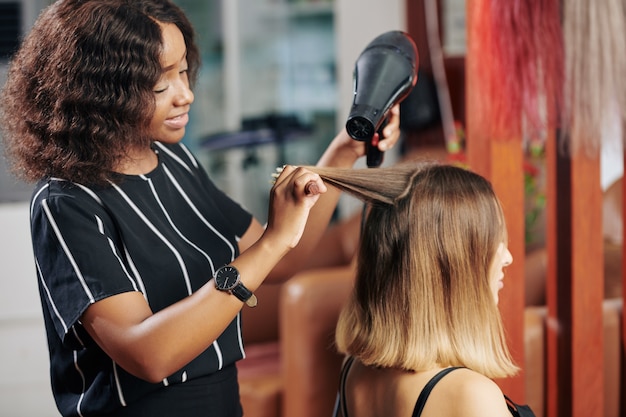 Friseur genießt ihre Arbeit