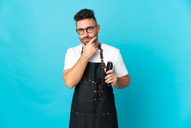 Foto friseur in einer schürze denken