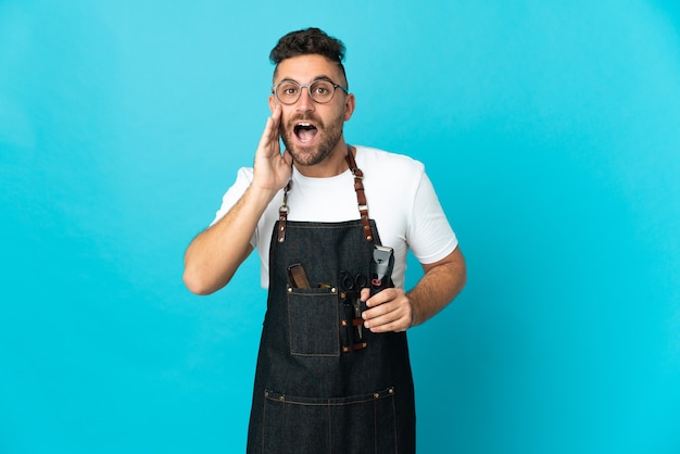 Friseur in einer Schürze, die mit offenem Mund schreit