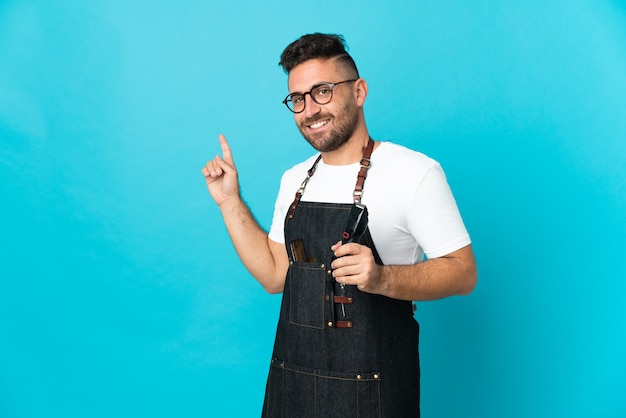 Friseur in einer Schürze, die nach hinten zeigt