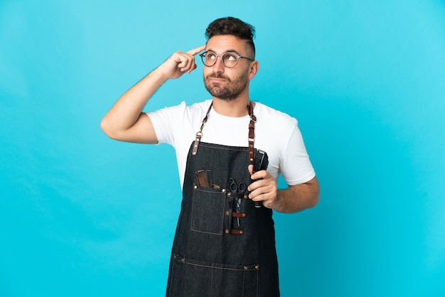 Friseur in einer Schürze mit Zweifeln und Denken