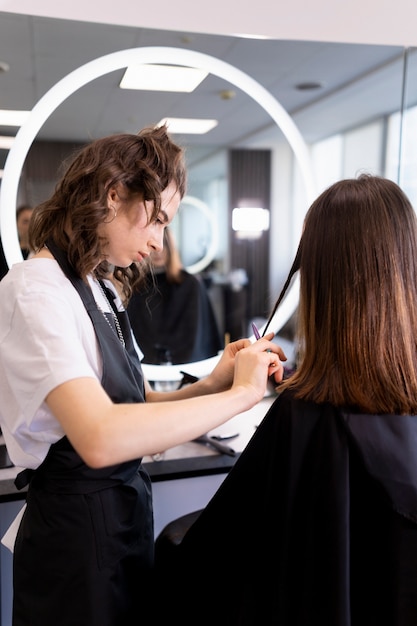 Foto friseur kümmert sich um ihren kunden