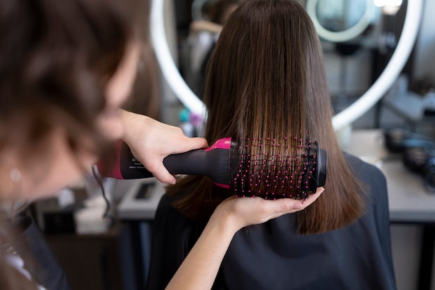 Foto friseur kümmert sich um ihren kunden