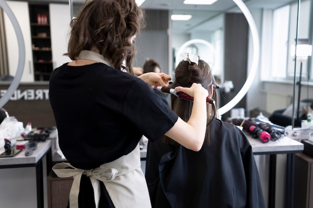 Foto friseur kümmert sich um ihren kunden