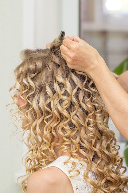 Friseur macht die Braut vor der Hochzeit