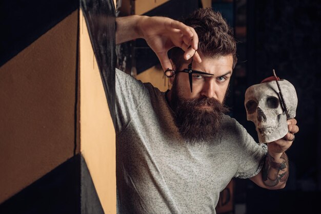 Friseur macht Haarschnitt eines attraktiven bärtigen Mannes im Friseurladen Vintage Friseursalon rasiert bärtigen Mann ...