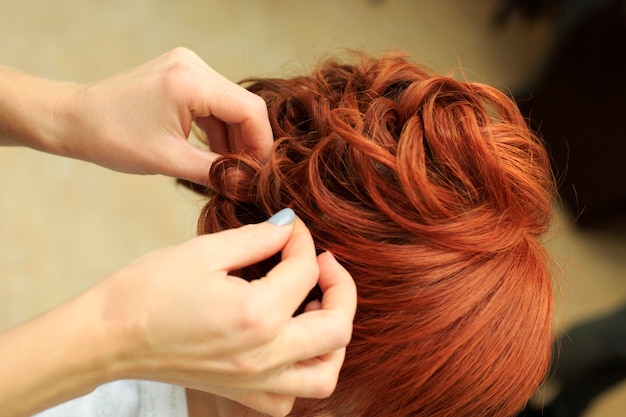 Friseur macht schöne Frisur im Salon c